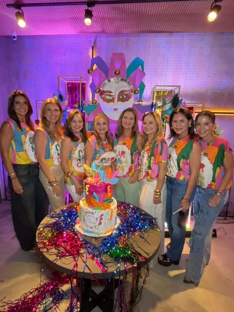 Claudiane Borges comemora 60 anos em festa surpresa com clima de Carnaval