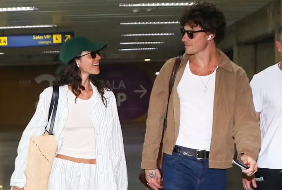 Bruna Marquezine chega a Salvador com Shawn Mendes para o Carnaval