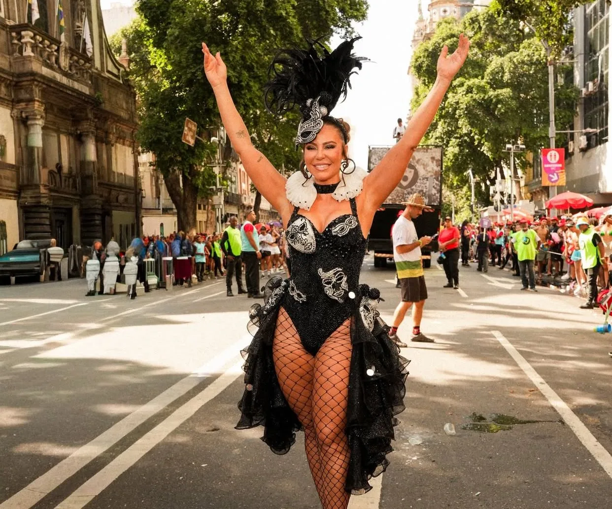 Paolla Oliveira arrasta multidão e brilha como rainha do Cordão da Bola Preta no Rio