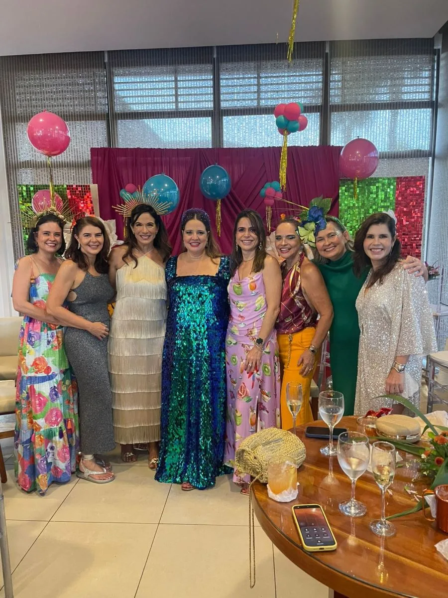 Em clima de Carnaval, Luciana Colares celebra nova idade com grupo de amigas