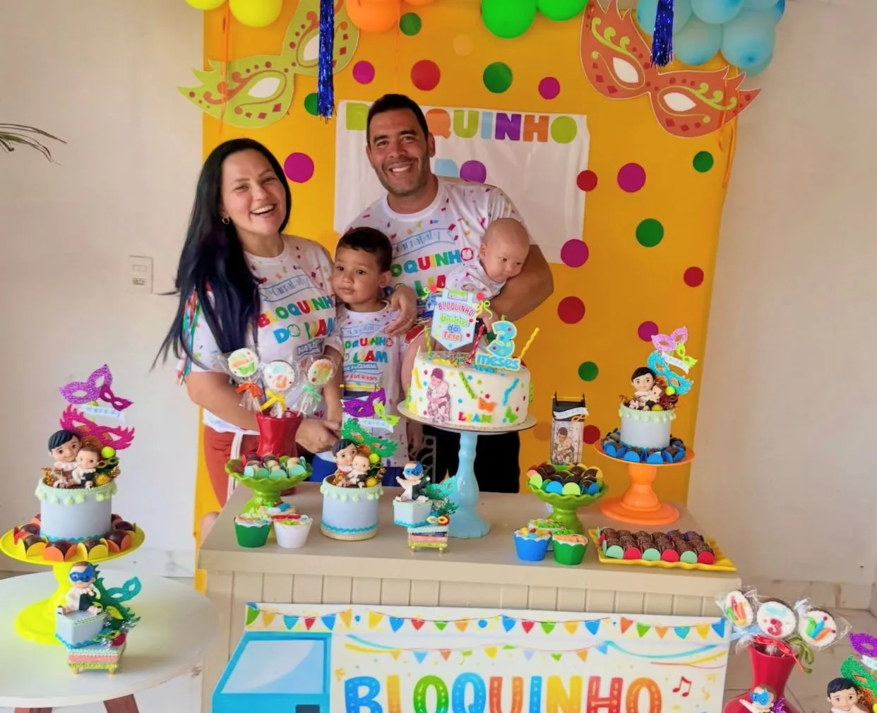 Luciana Ribeiro e Thiago Camelo celebram os três meses do filho, Liam, em clima de bloquinho