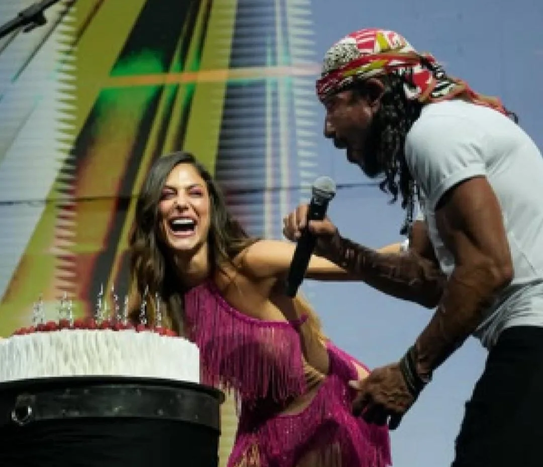 Mari Gonzalez é surpreendida por Bell Marques no Carnaval de Salvador