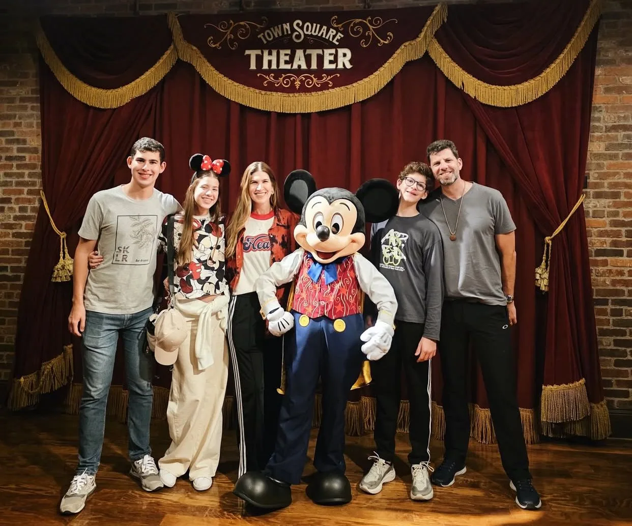 Disney recebe Ticiana de Paula e família para momentos de muita alegria