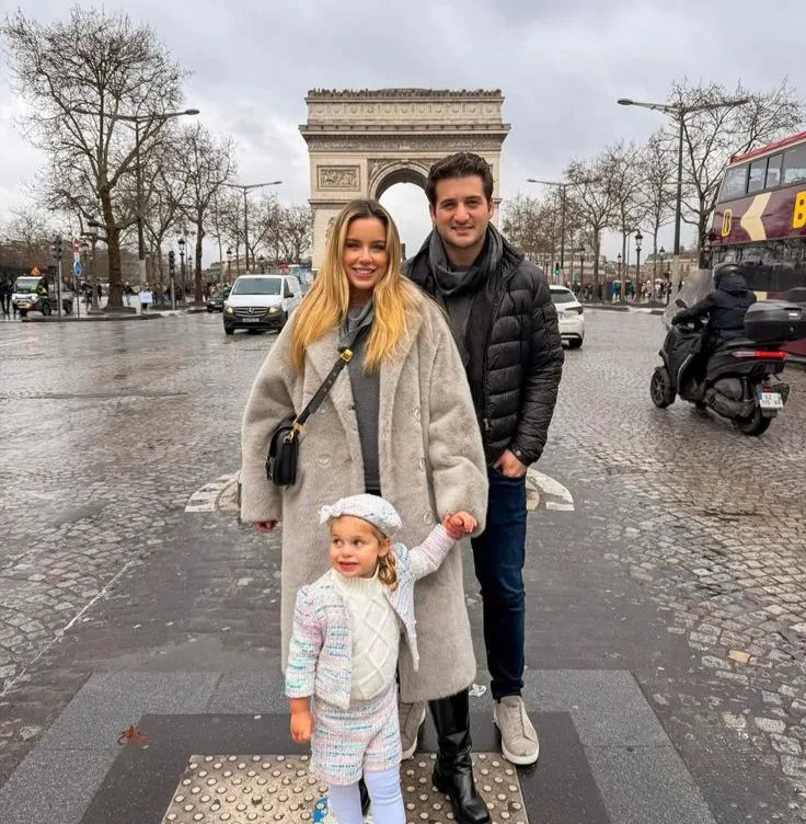 Fernanda Levy e Omar Macedo vivem dias de encantamento em Paris com a família