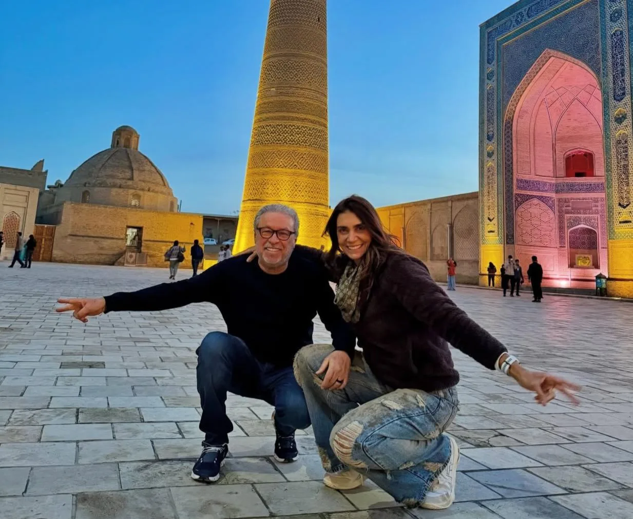 Rebecca e Cândido Albuquerque apreciam os encantos do Uzbequistão
