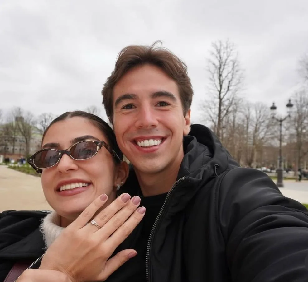 Sarah Erel e Bernardo Hartmann ficam noivos em viagem romântica