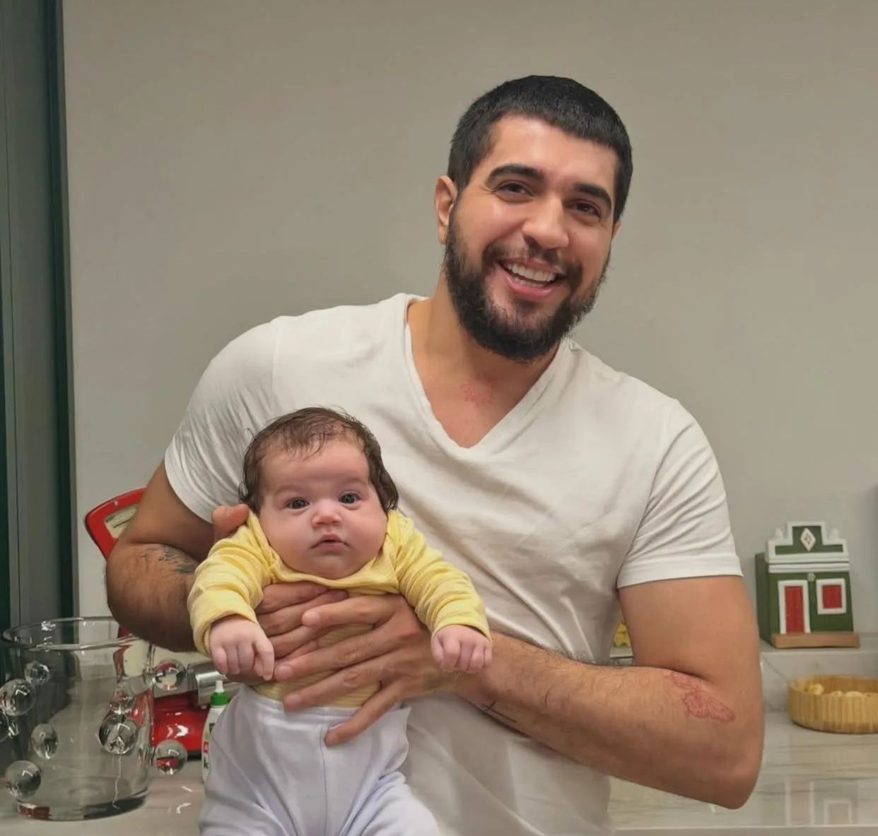 Rafa Kalimann e Nattan compartilham fotos da filha, Zuza, e encantam a web