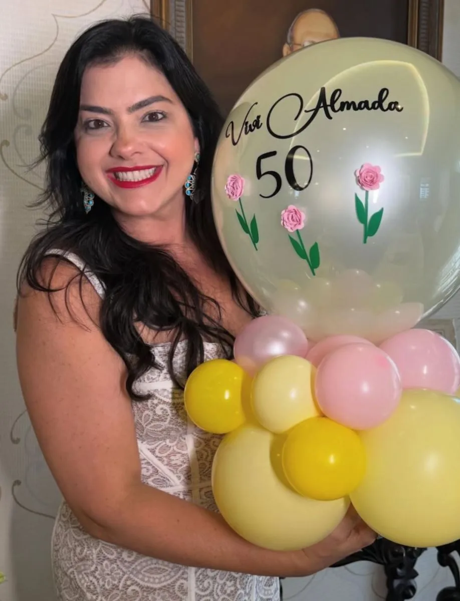 Viviane Almada comemora entrada nas cinco décadas nos tons da alegria