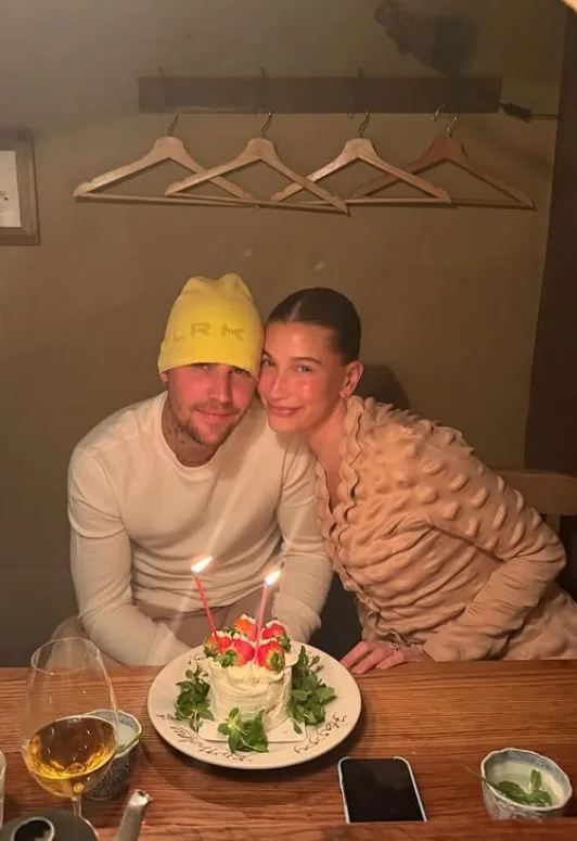 Justin Bieber comemora a nova idade ao lado da esposa, Hailey
