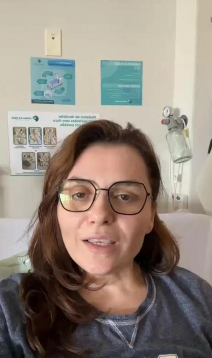 Atriz Monica Iozzi recebe alta após internação