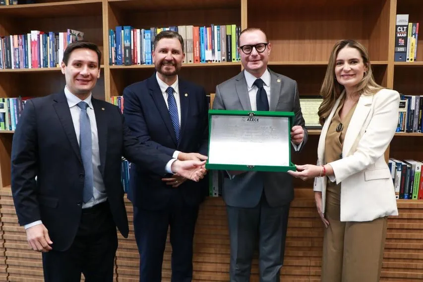 Ministro do STF Cristiano Zanin recebe título de cidadão cearense em cerimônia em Brasília