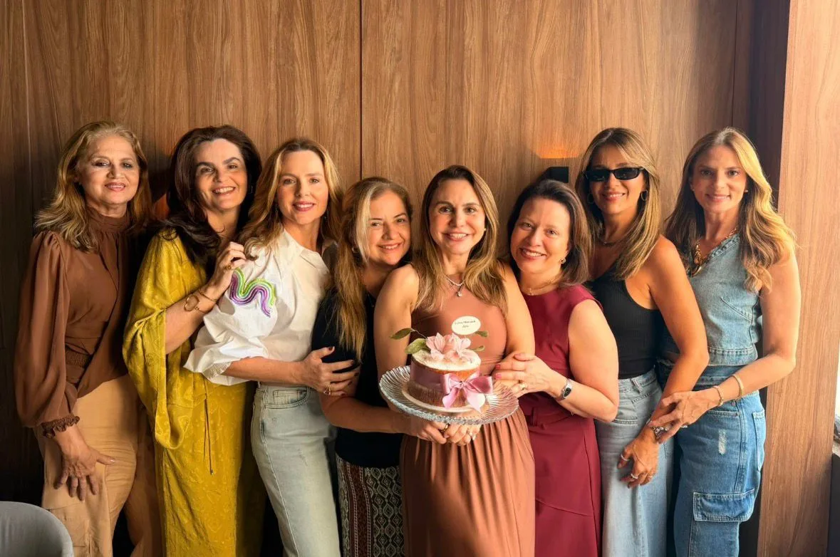 Adriana Queiroz recebe o carinho das amigas em b-day surpresa