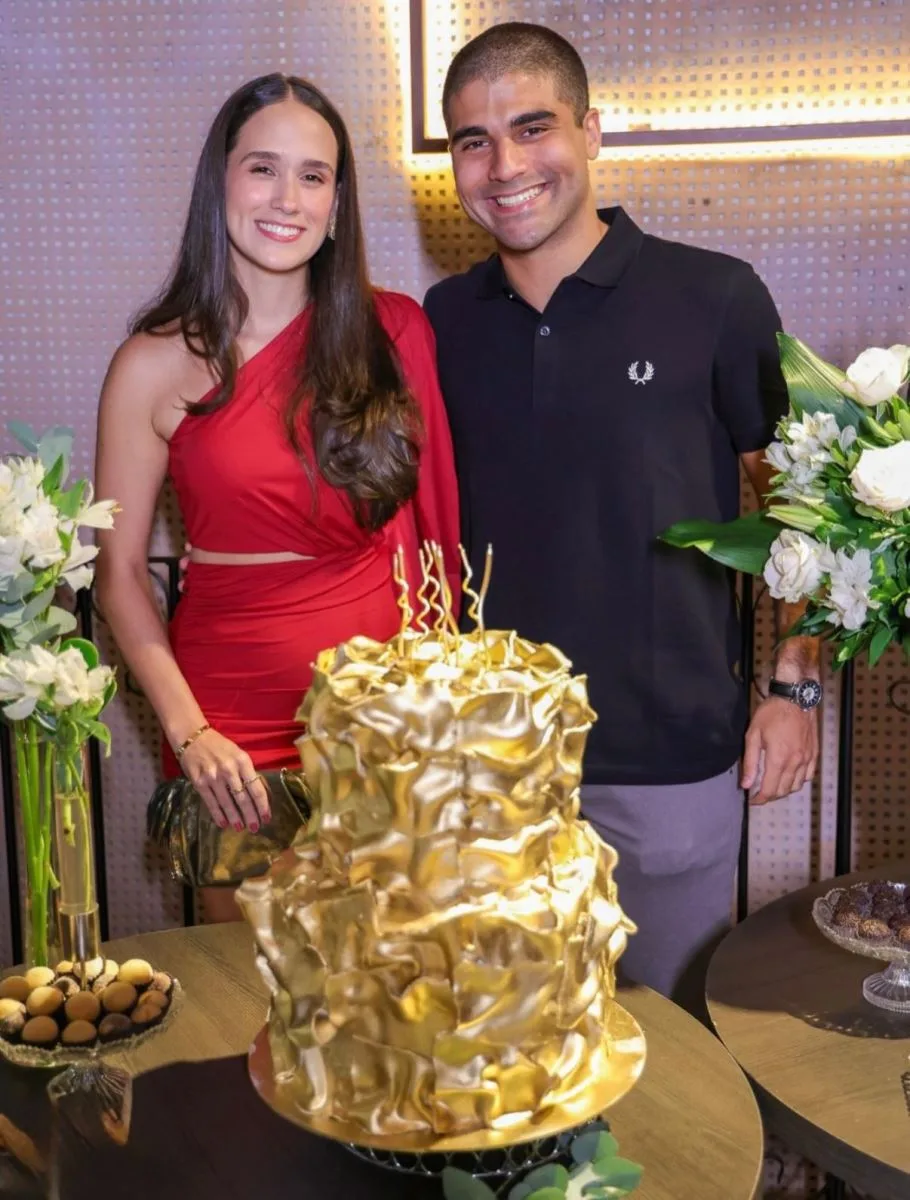 Paulinha e Thiago Assunção comemoram suas novas idades entre amigos