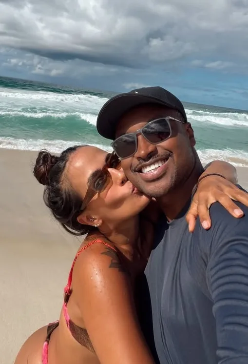 Thiaguinho completa 43 anos e ganha declaração de amor
