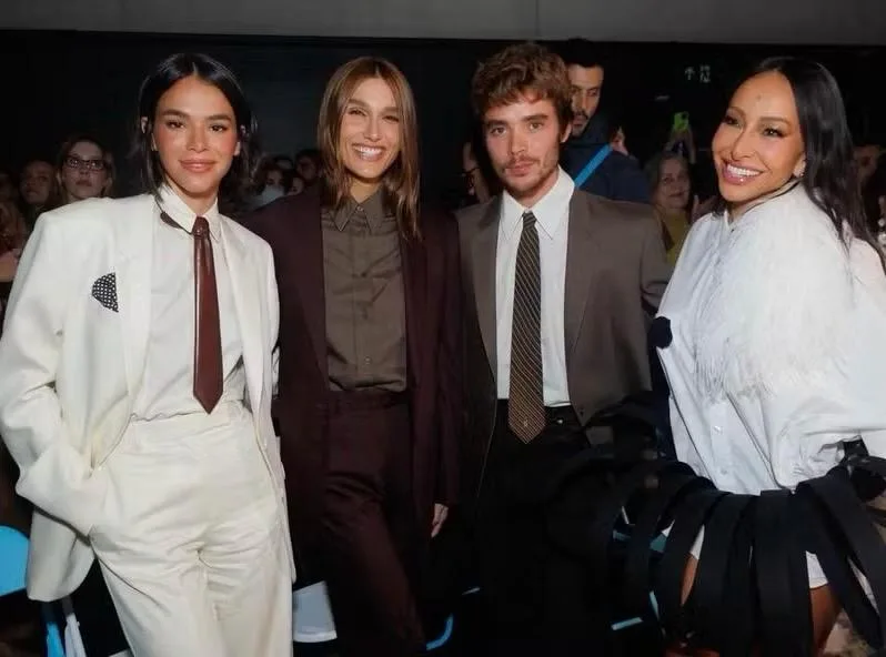 Bruna Marquezine, Sabrina Sato, Sasha e mais famosos marcam presença em desfile de moda no Masp