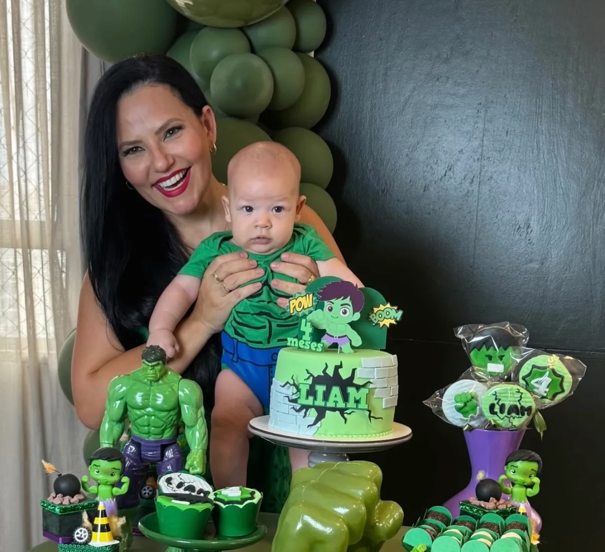 Luciana Ribeiro celebra quatro meses do pequeno Liam com festa do Hulk