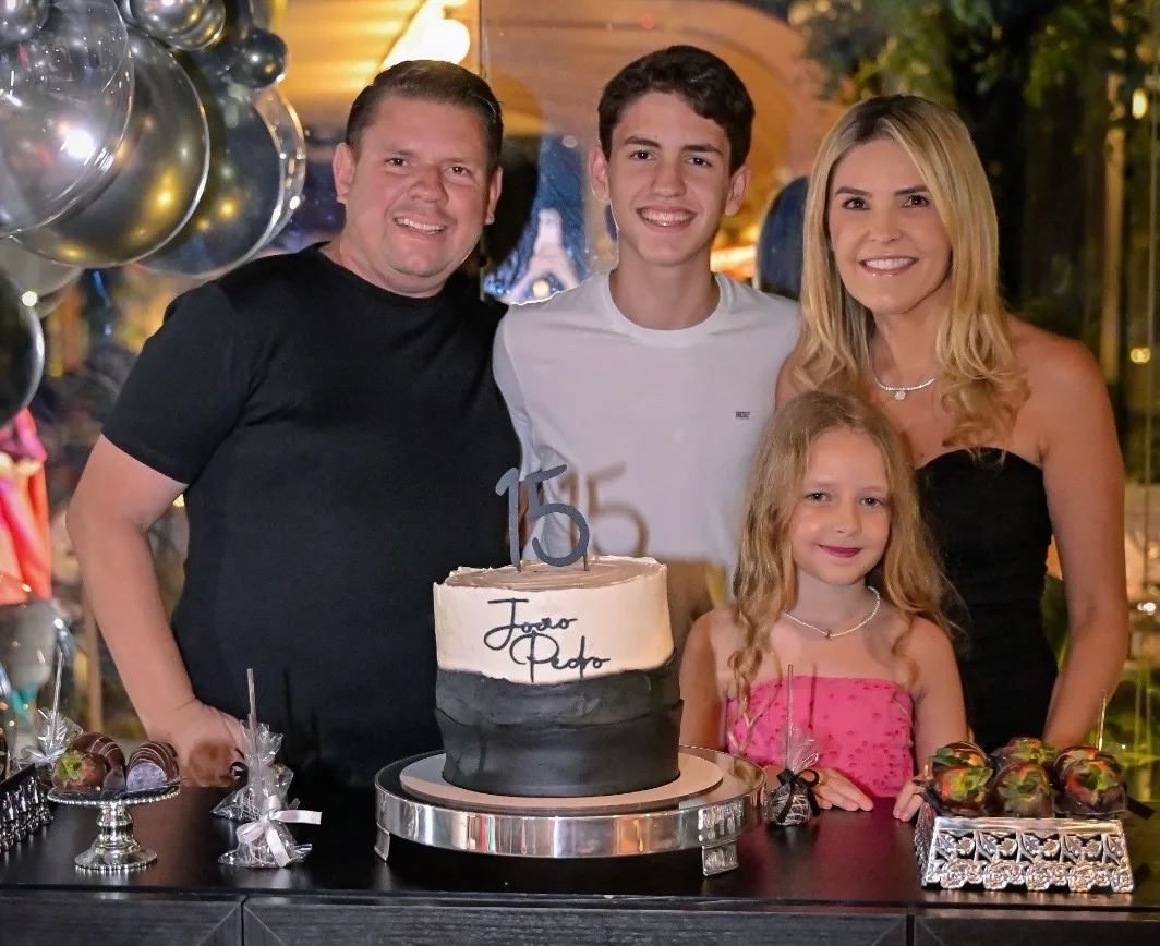 João Pedro Santos é surpreendido com parabéns por grupo de amigos