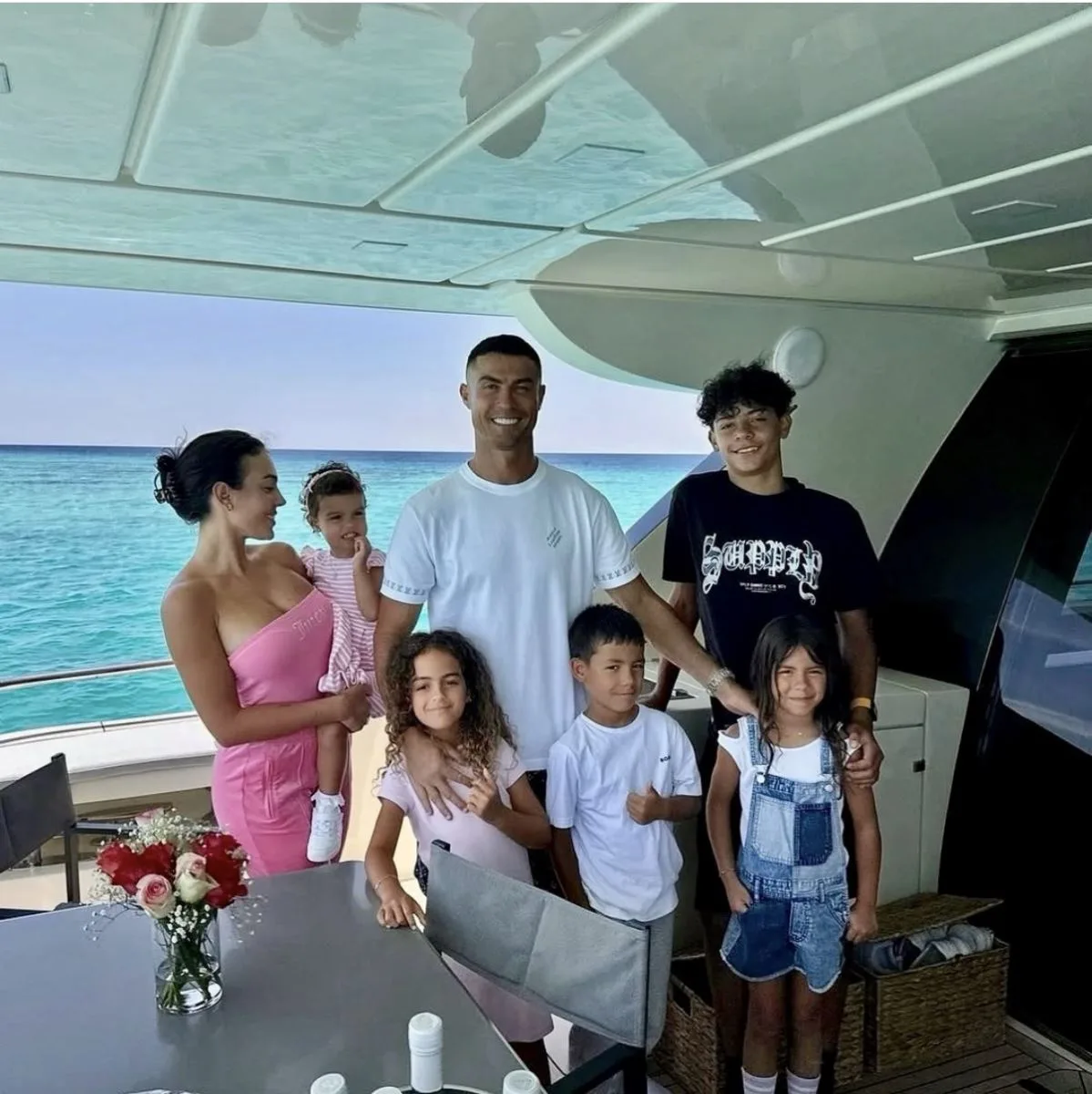 Cristiano Ronaldo aparece com os 5 filhos em raro clique em família