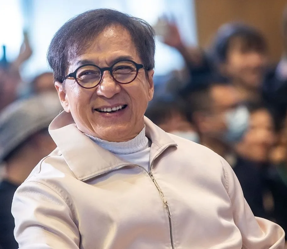 Jackie Chan revela que não deixará herança para o filho e a esposa