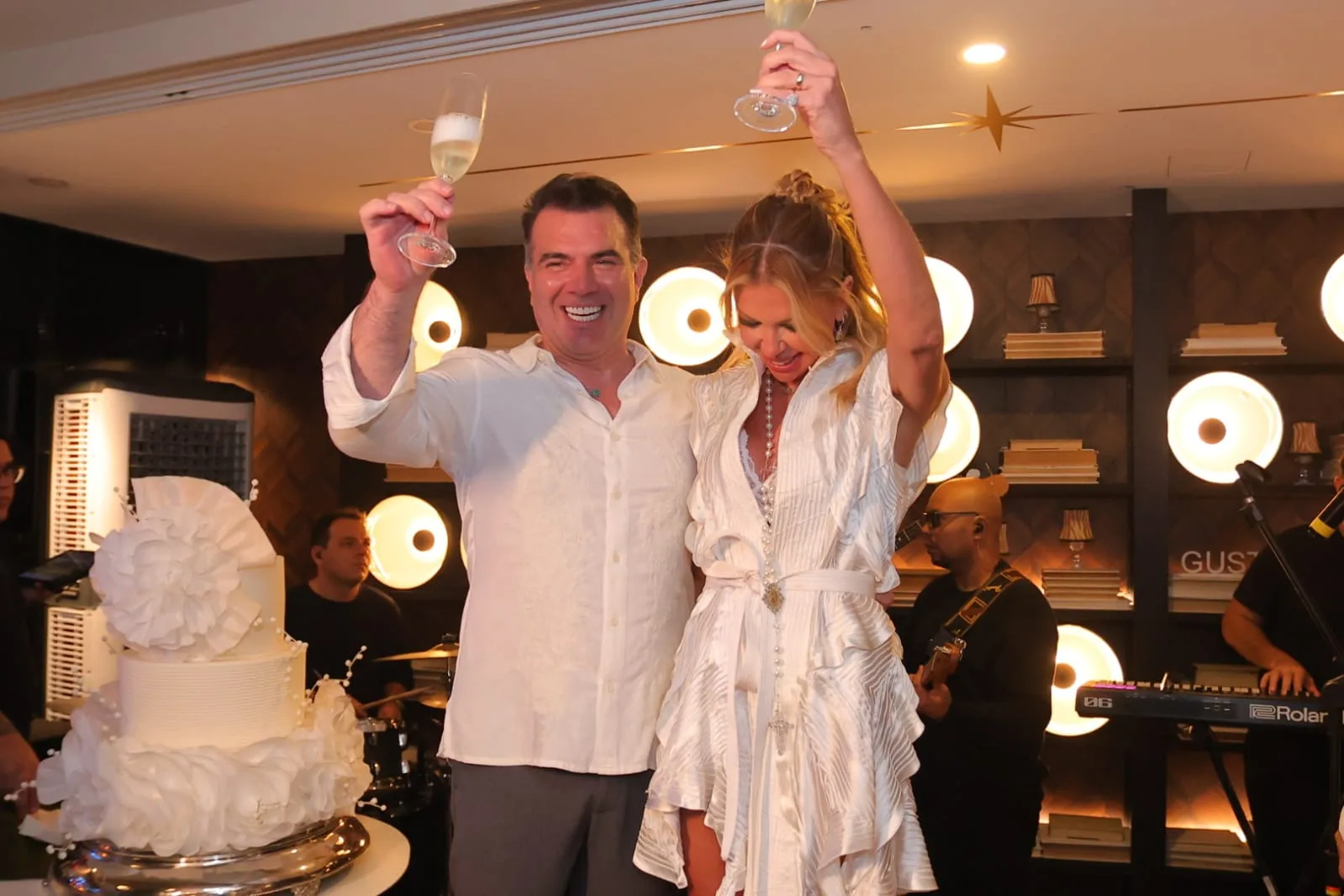 Patrícia e Danilo Dias brindam Bodas de Prata em noite de frisson