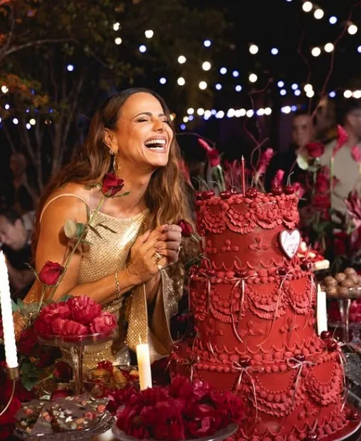 Viviane Araújo comemora a chegada aos 5.1