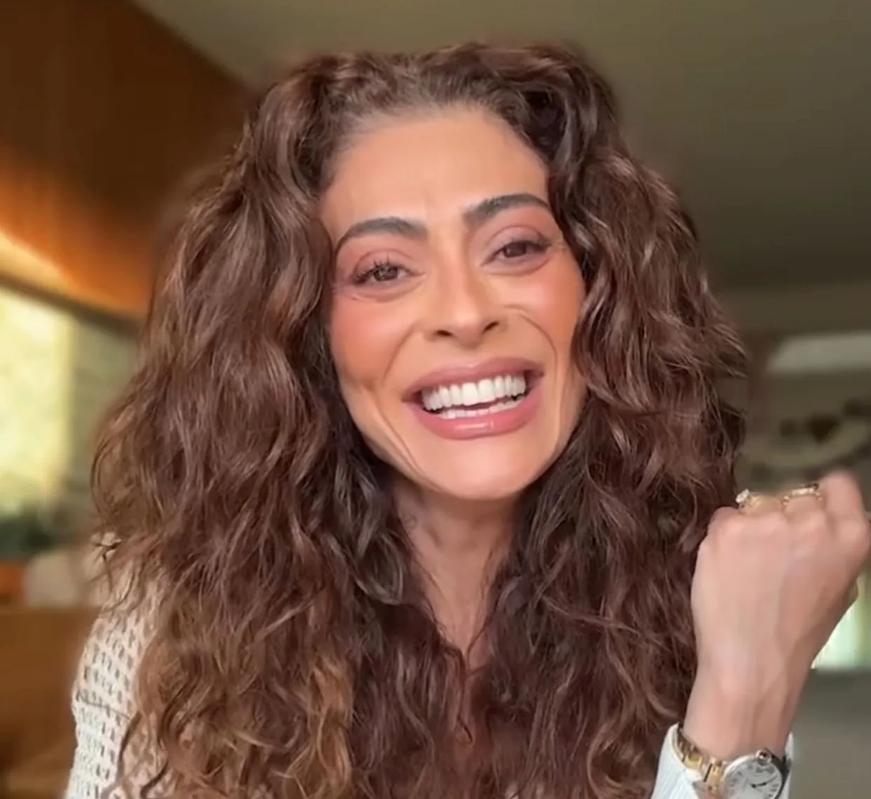 Juliana Paes anuncia saída do posto de rainha de bateria da Viradouro