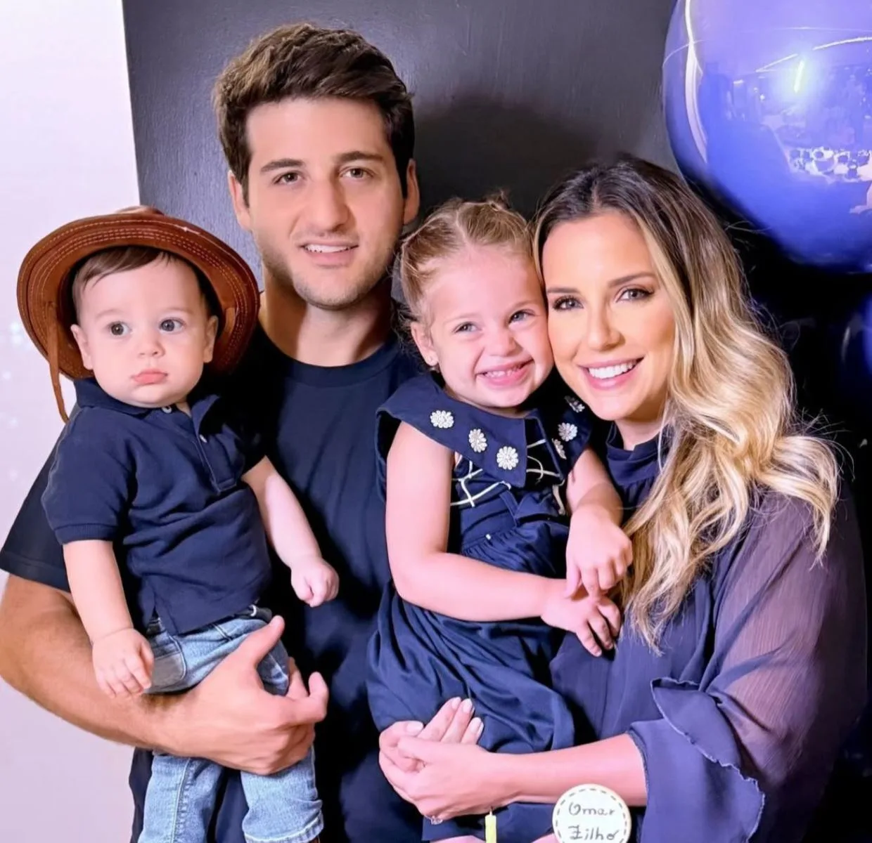 Fernanda Levy e Omar Macedo comemoram os nove meses de Omar Filho com tema Hipismo