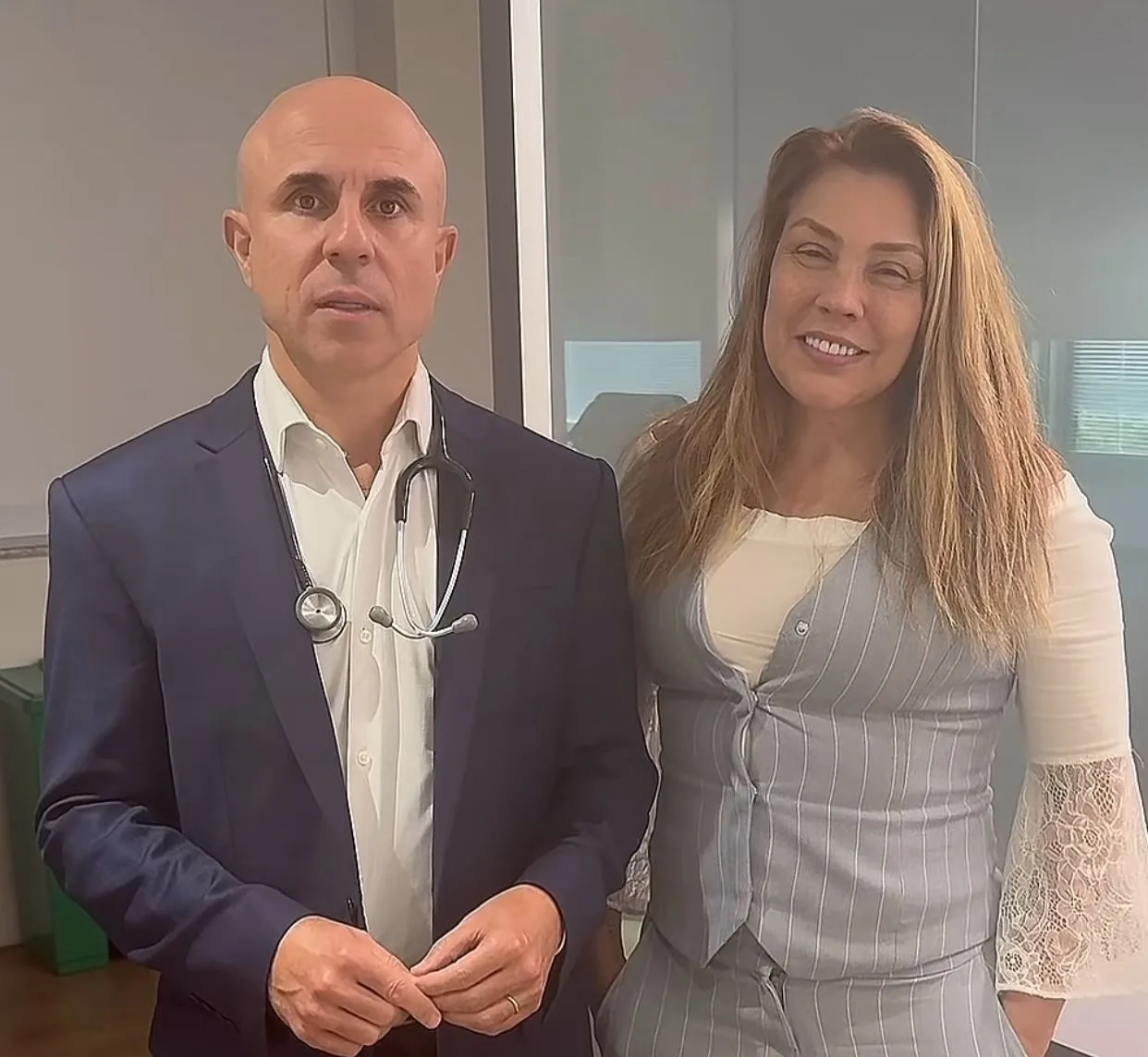 Simony celebra vitória ao anunciar a remissão completa do câncer