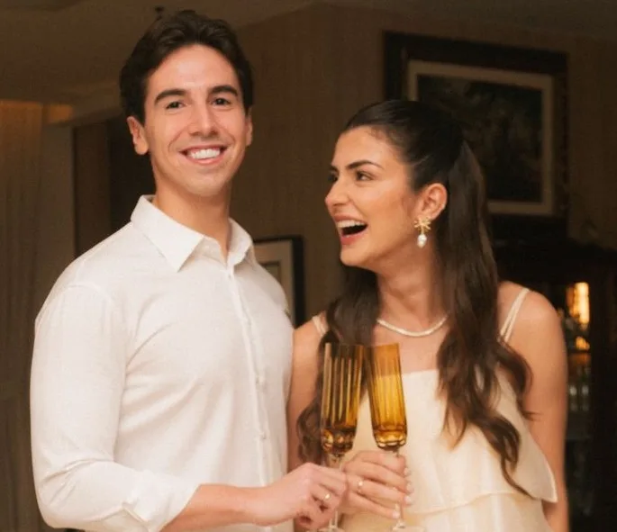 Sarah Erel e Bernardo Hartmann oficializam noivado em clima intimista