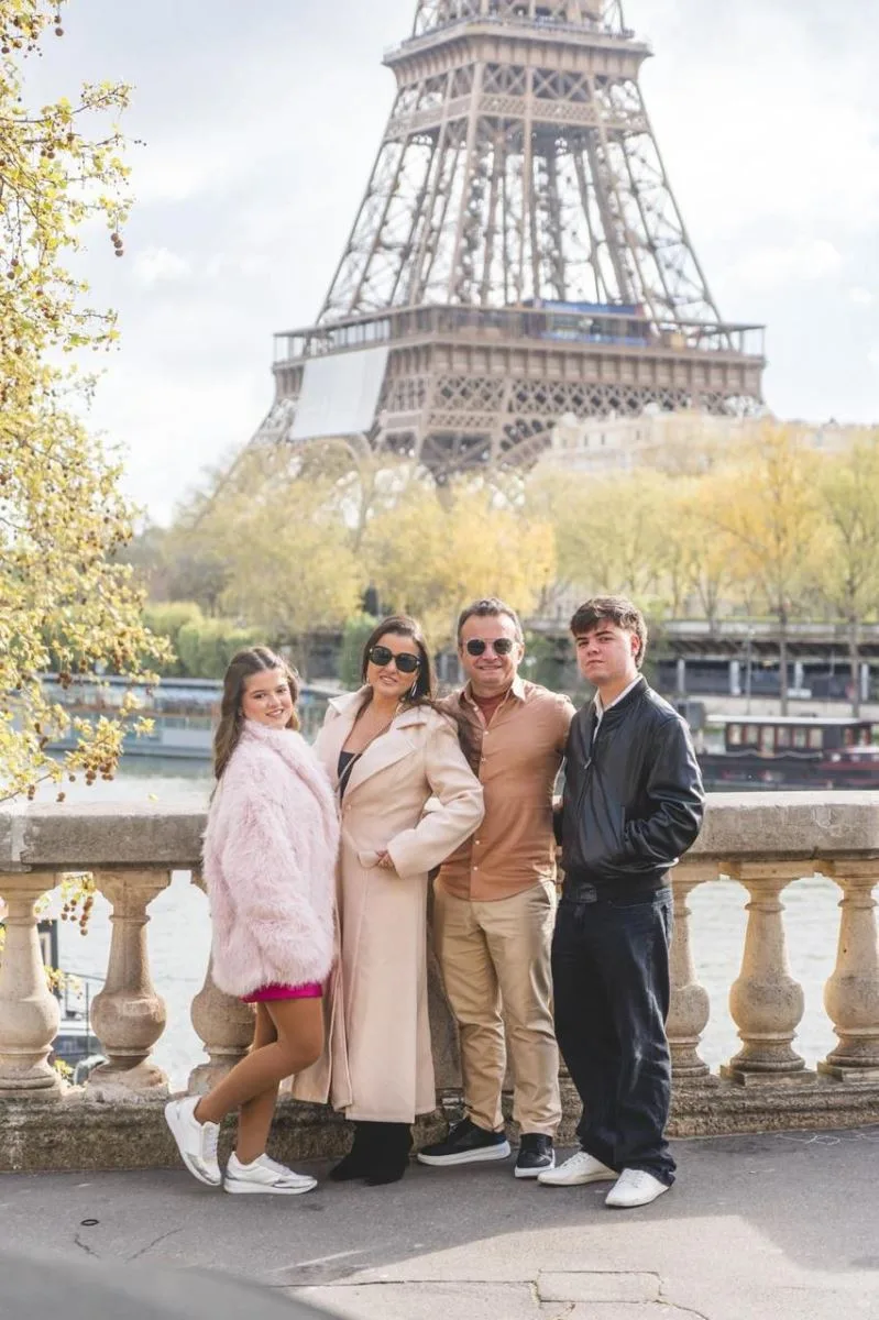 Juvenal Linhares brinda os 15 anos da filha, Maria Cecília, em Paris