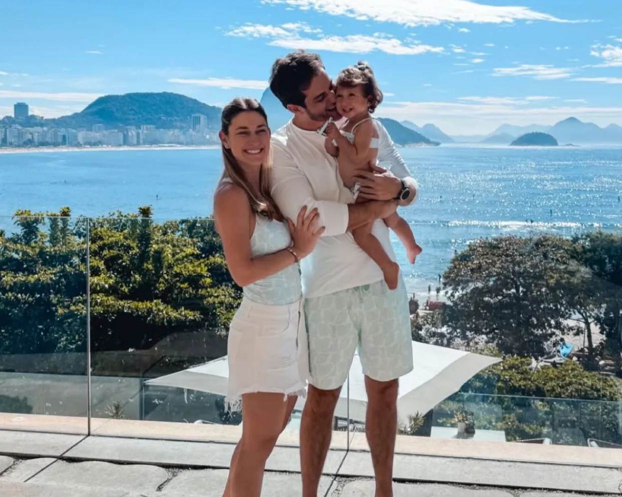 Rio de Janeiro recebeu Bruna Magalhães e Ravi Macêdo com a herdeira do casal, Helena