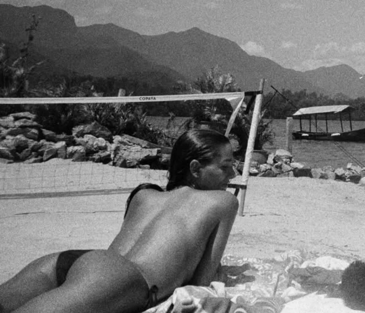 Sasha Meneghel renova bronze em topless e rouba a cena em Angra ao lado de João Lucas