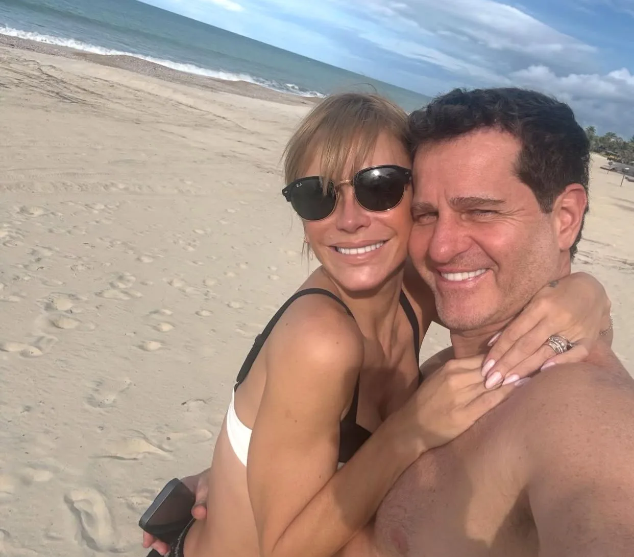 Mônica Salgado e Afonso Nigro celebram 21 anos de amor em cenário paradisíaco