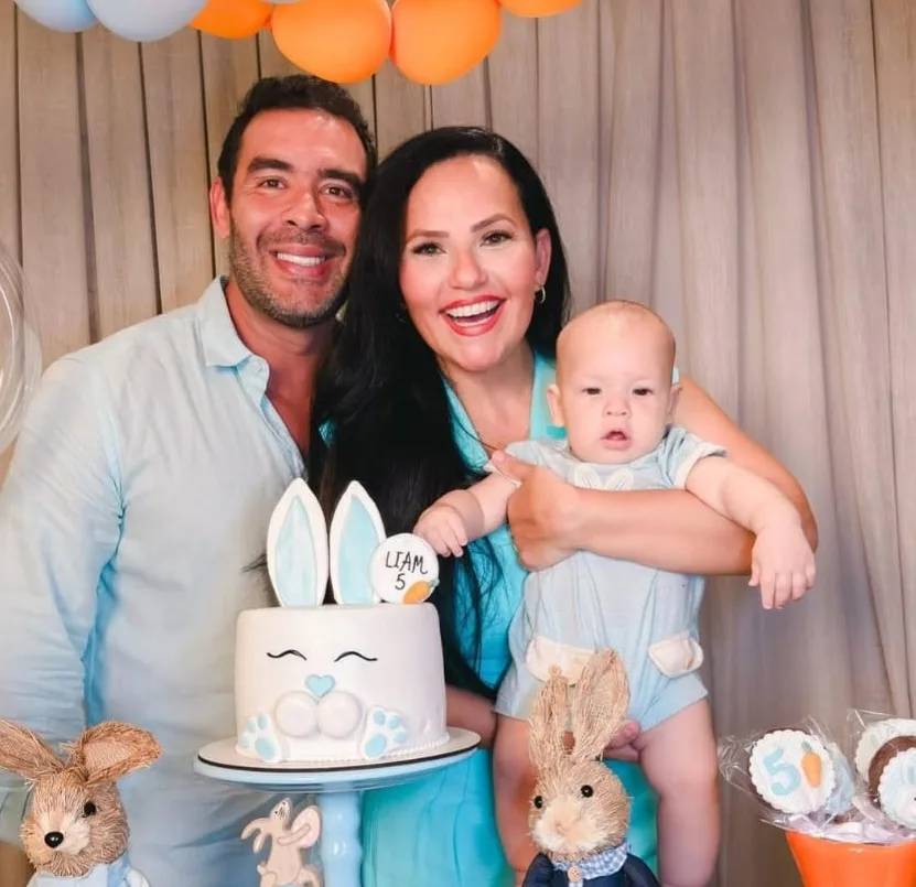 Luciana Ribeiro e Thiago Camelo festejam cinco meses do filho, Liam, em clima de Páscoa