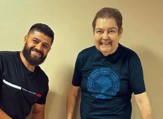 Faustão reaparece sorridente e cheio de energia