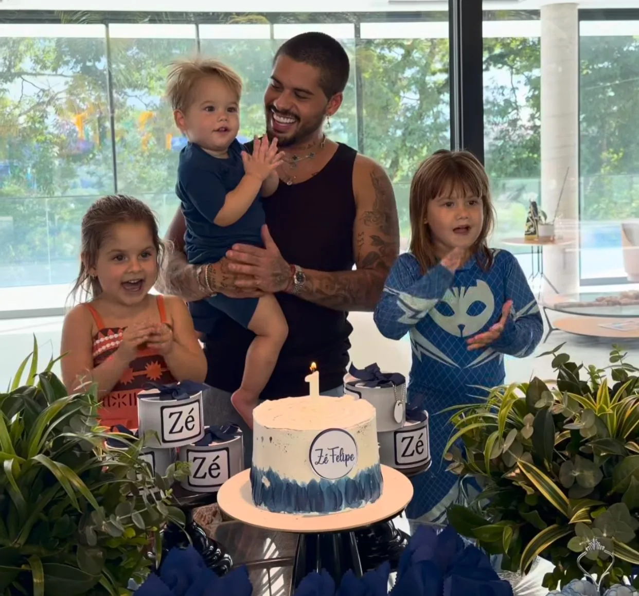 Zé Felipe celebra 28 anos com festa intimista ao lado dos filhos