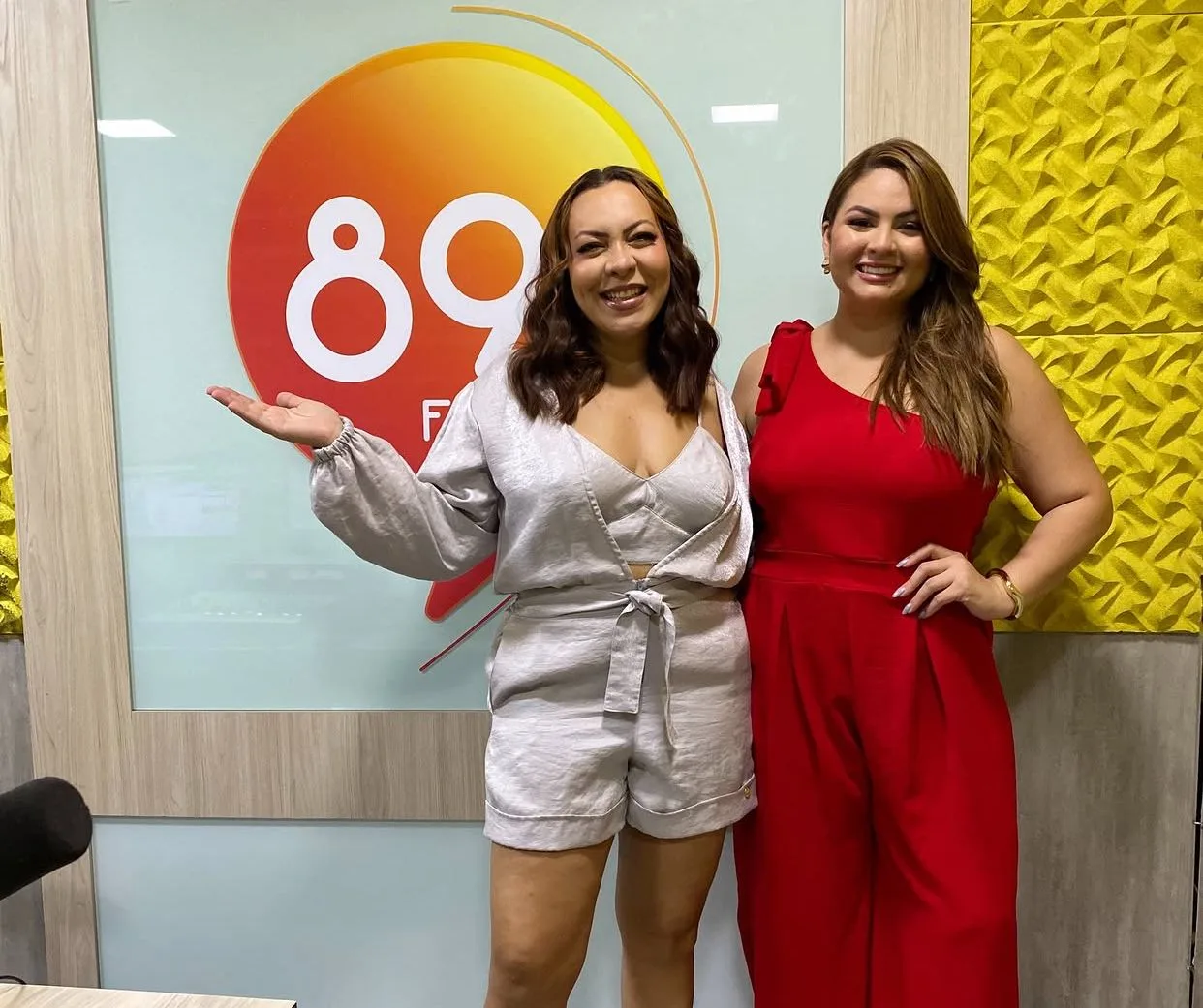 Laninha Show agita a Rádio 89 FM em bate-papo animado com Mayara Lorena