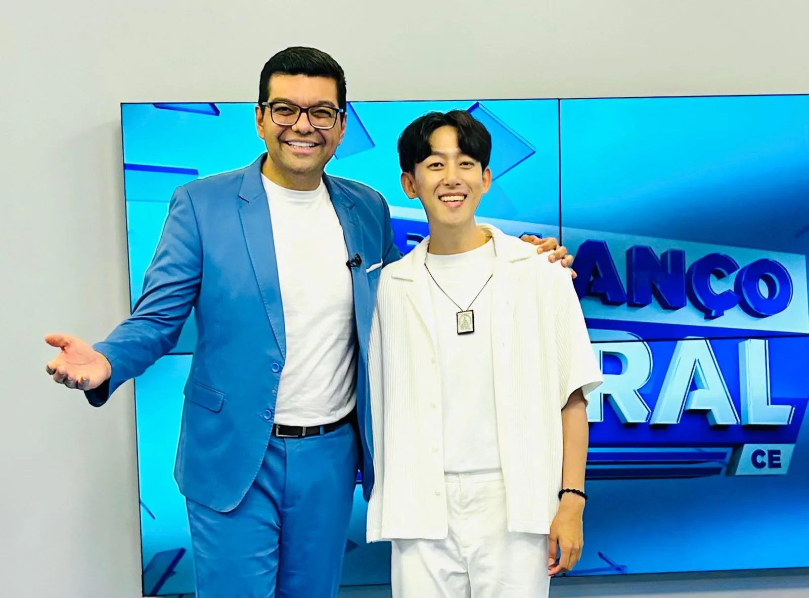 Junho Chu canta, encanta e leva esperança ao visitar Grupo Cidade de Comunicação
