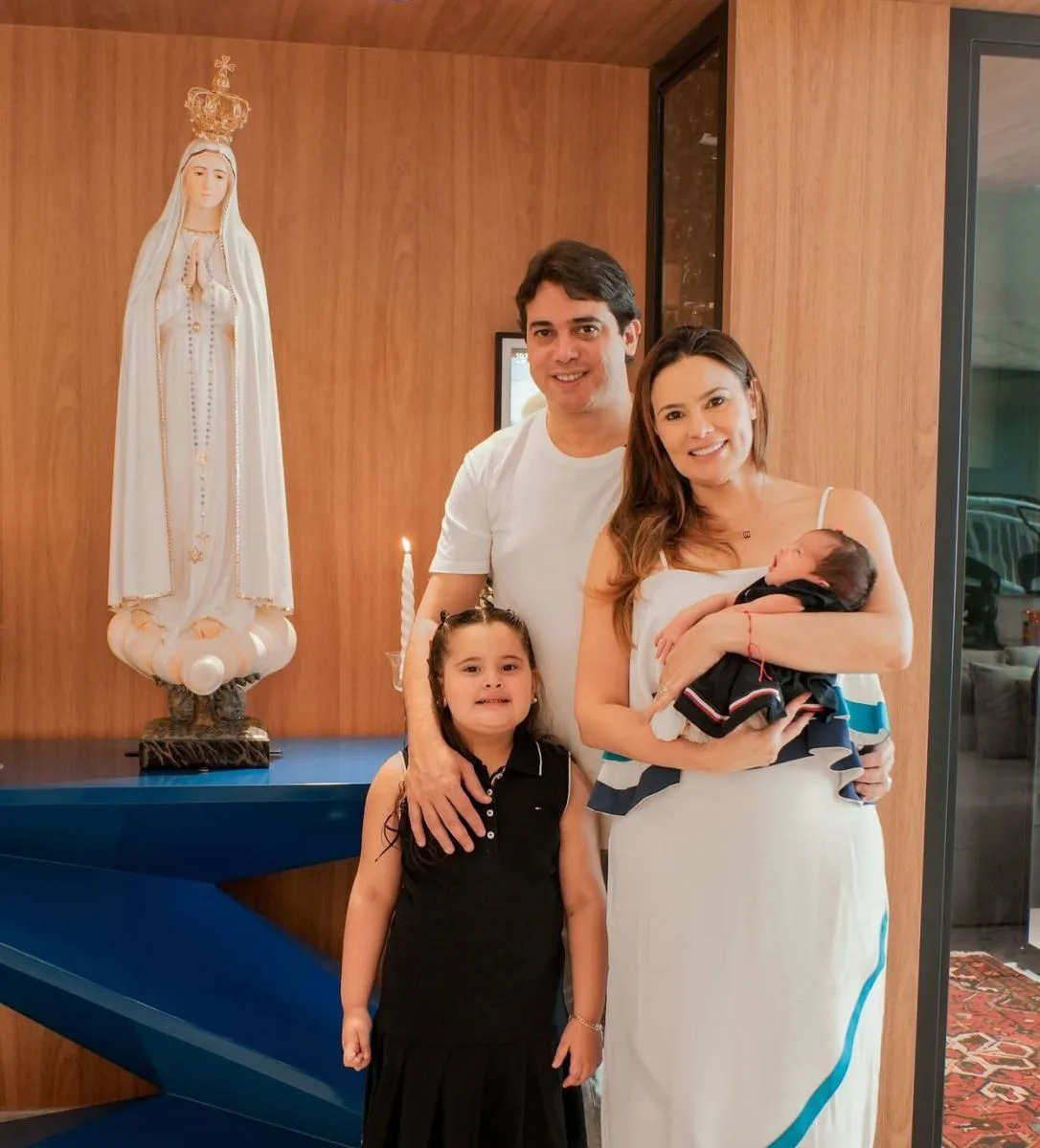 Giordanna e Júnior Mano se emocionam em família ao receber imagem peregrina de Nossa Senhora
