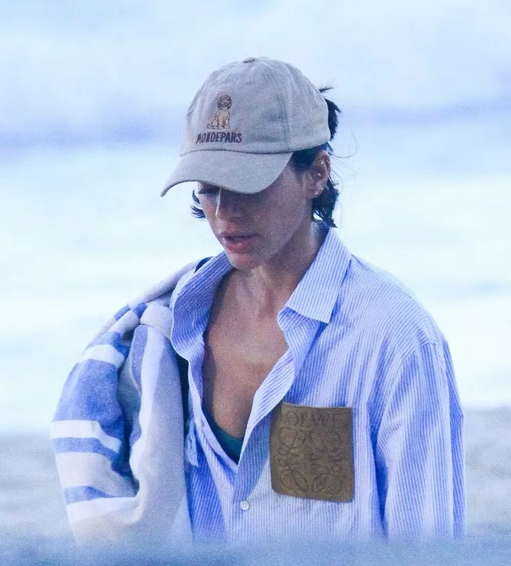 Bruna Marquezine surge estilosa ao deixar praia no Rio de Janeiro