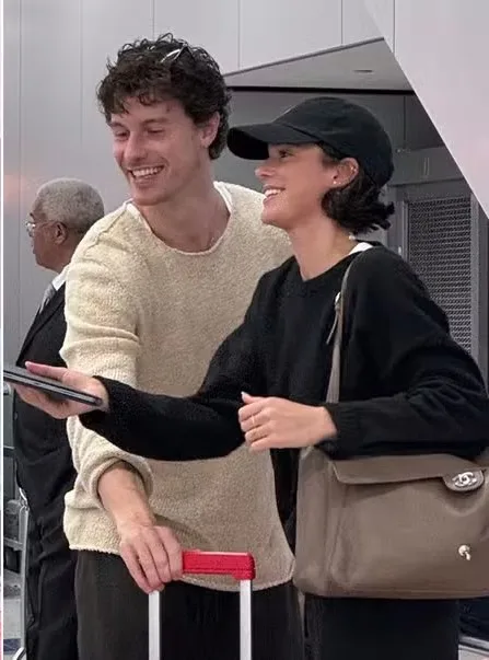 Bruna Marquezine reencontra Shawn Mendes com abraço e carinho em aeroporto de LA