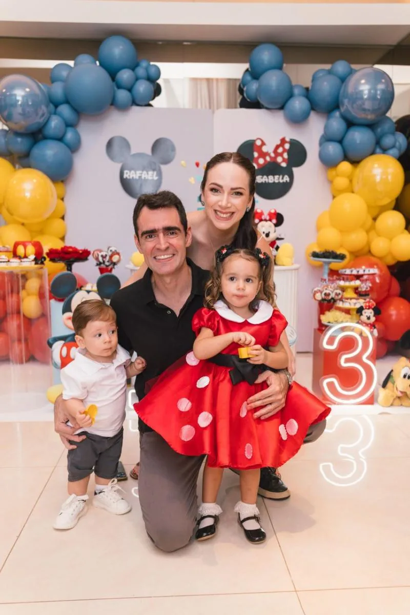 Mariana Furlan e Arthur Costa Lima celebram o aniversário de Rafael e Isabela