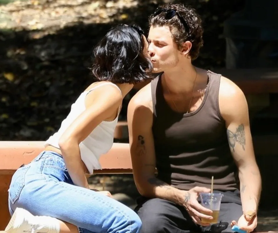 Bruna Marquezine e Shawn Mendes surgem aos beijos após acidente doméstico do cantor