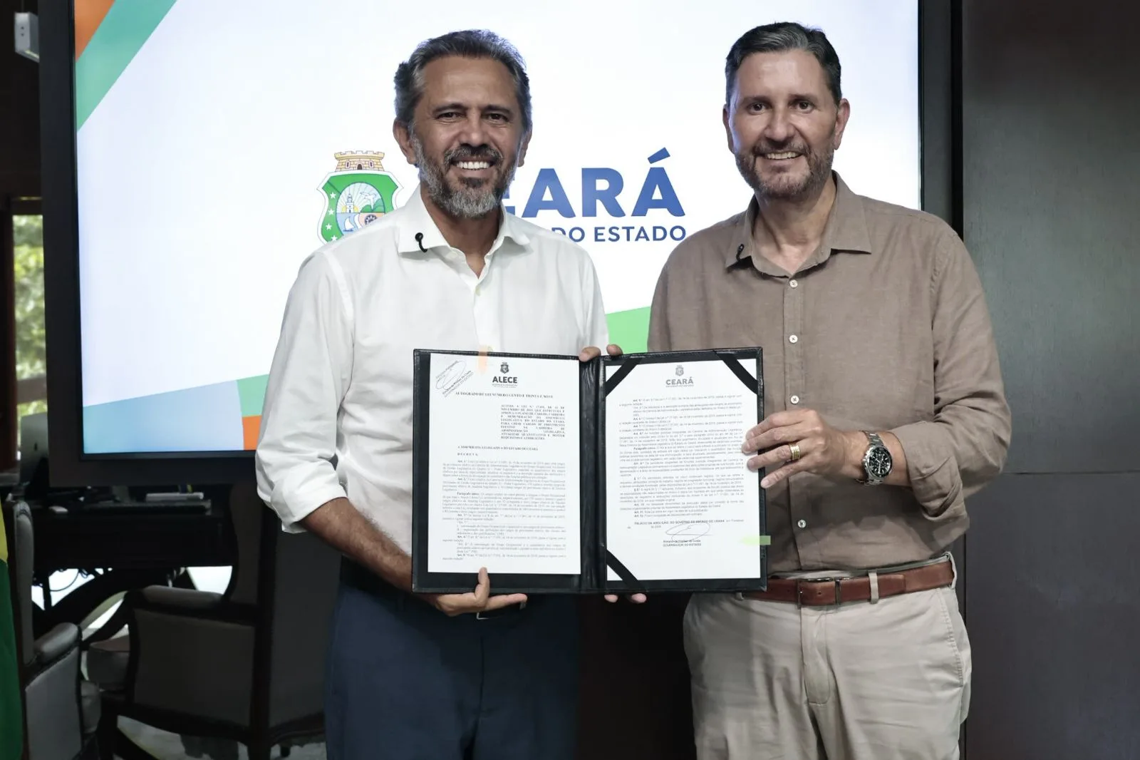 Ao lado de Aldigueri, Elmano sanciona concurso da Alece com 200 vagas