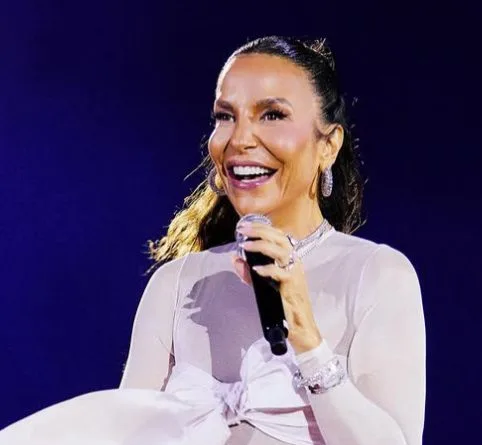 Ivete Sangalo recebe homenagem do ex-marido