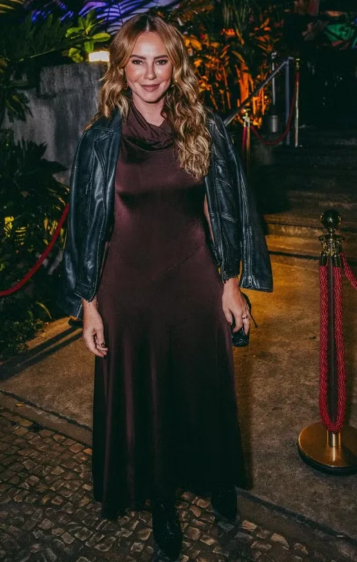 Paolla Oliveira retorna da Itália e causa frisson em evento com famosos