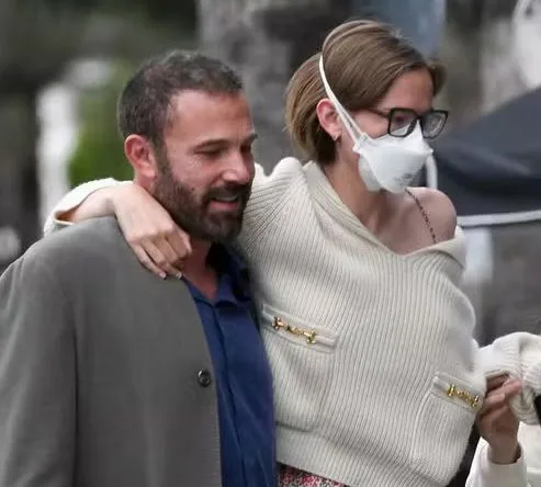 Filha de Ben Affleck explica razão de usar máscara há anos