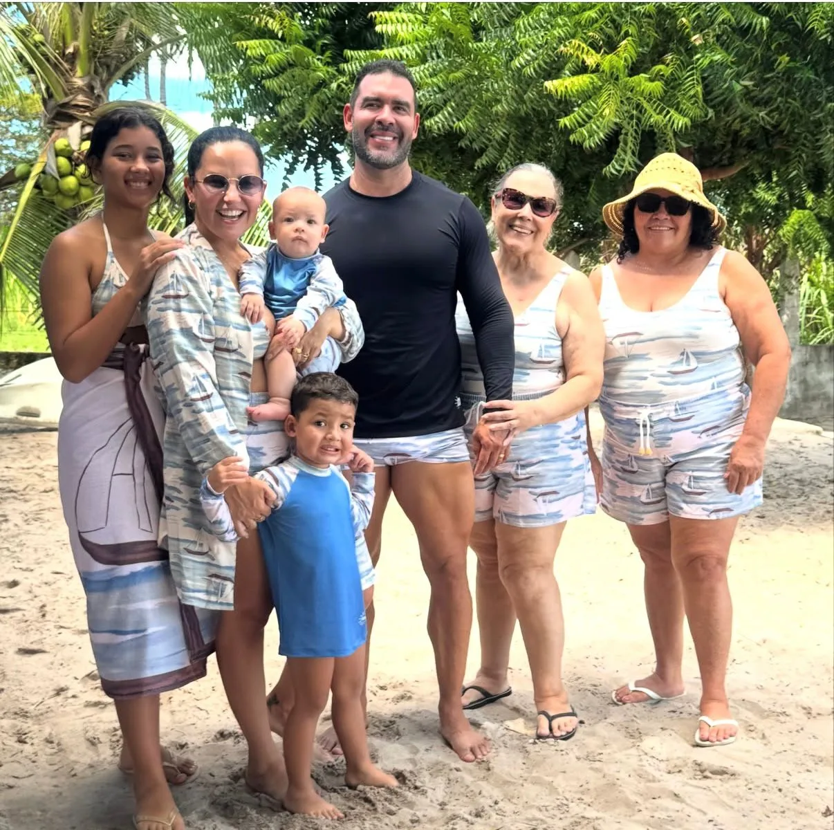 Luciana Ribeiro reúne a família em dia de praia e encanta seguidores com look combinado