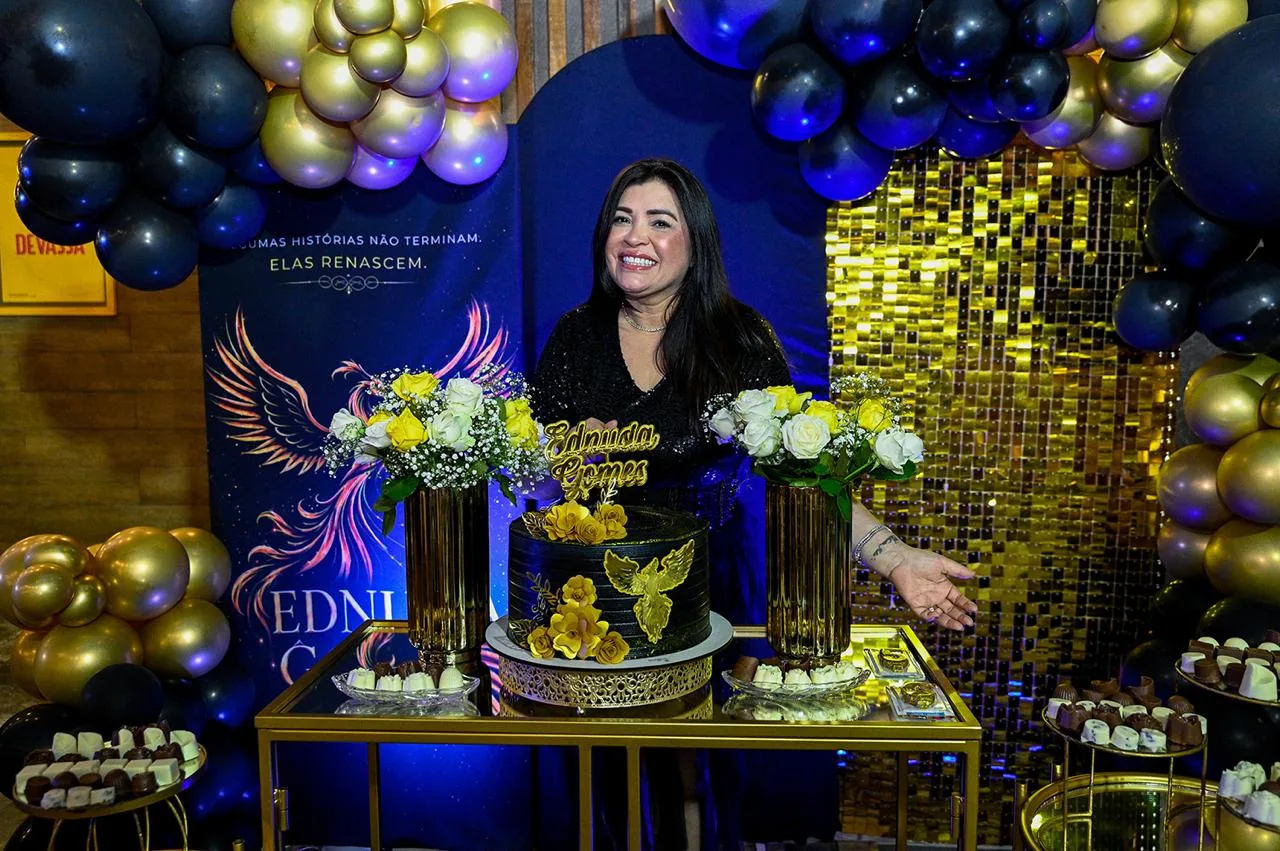 Com tema Fênix 53, Ednusia Gomes celebra a nova idade na Espetaria Food Square