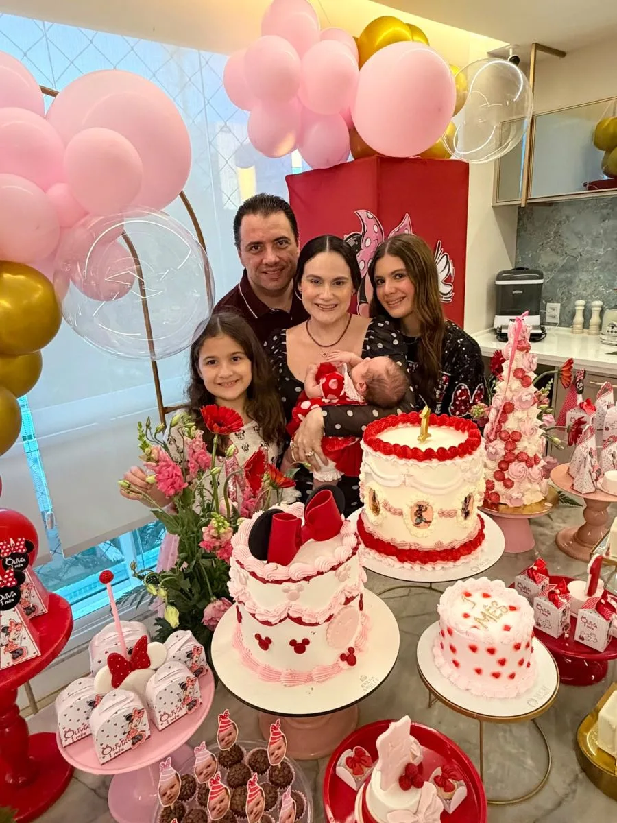 Karla Benevides e Victor Rocha comemoram o primeiro mesversário da filha, Olívia